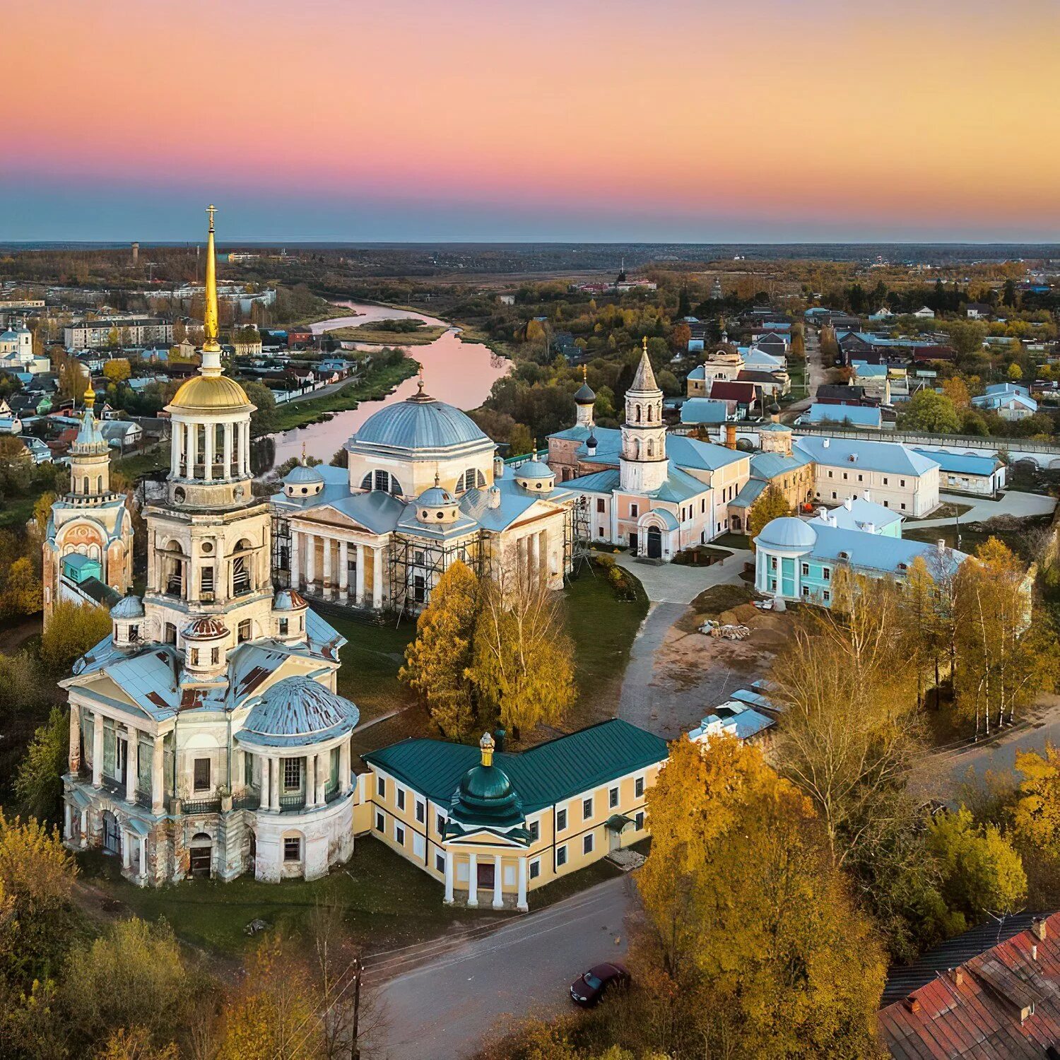 Исторический центр город россии. Торжок Тверская область. Новоторжский Борисоглебский монастырь Торжок. Борисоглебский монастырь Тверская область. Торжок город в Тверской.