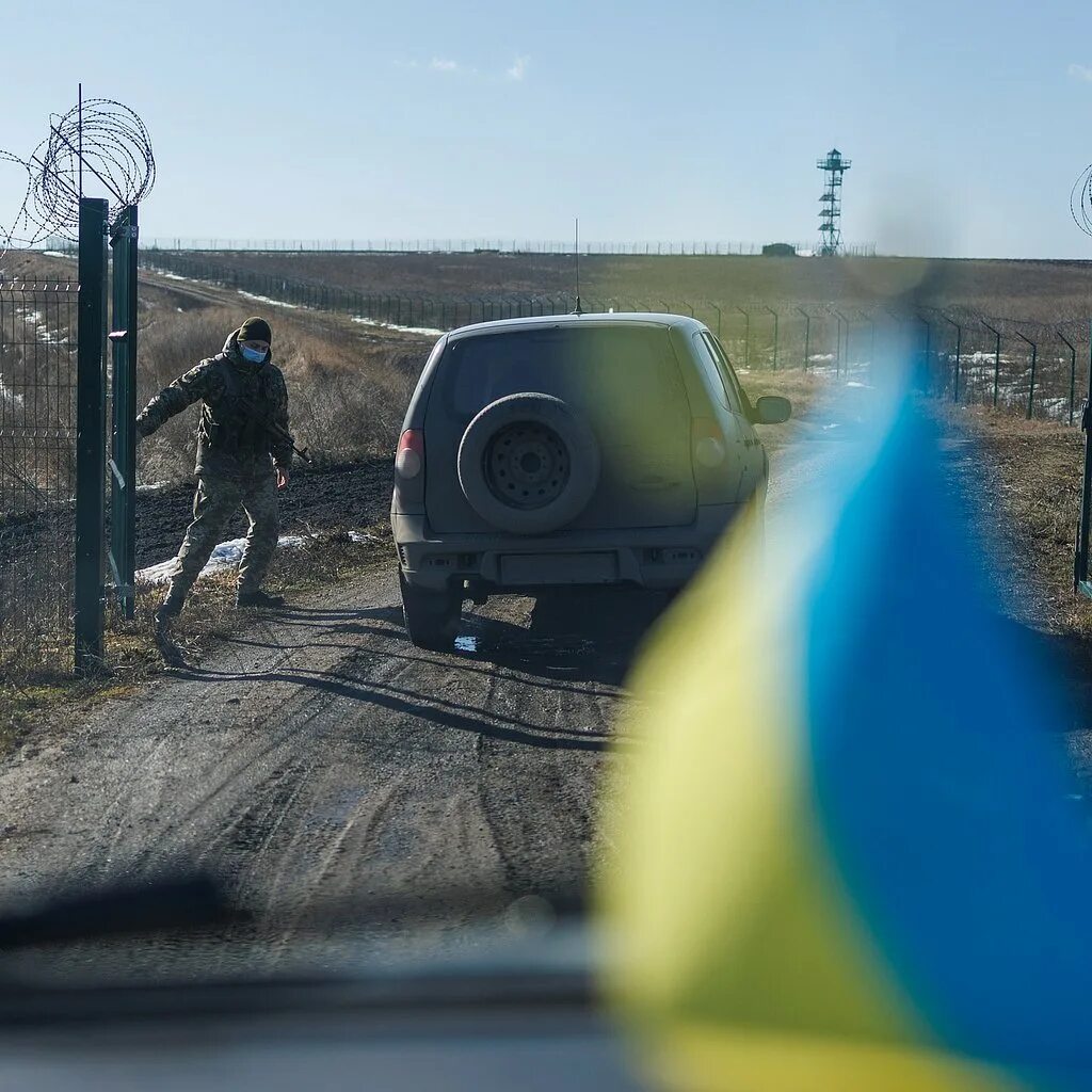 Российско-украинская граница. Окно на границе с украиной. Окно на границе с украиной. Пограничники на российско украинской границе. Пограничники на границе с украиной.