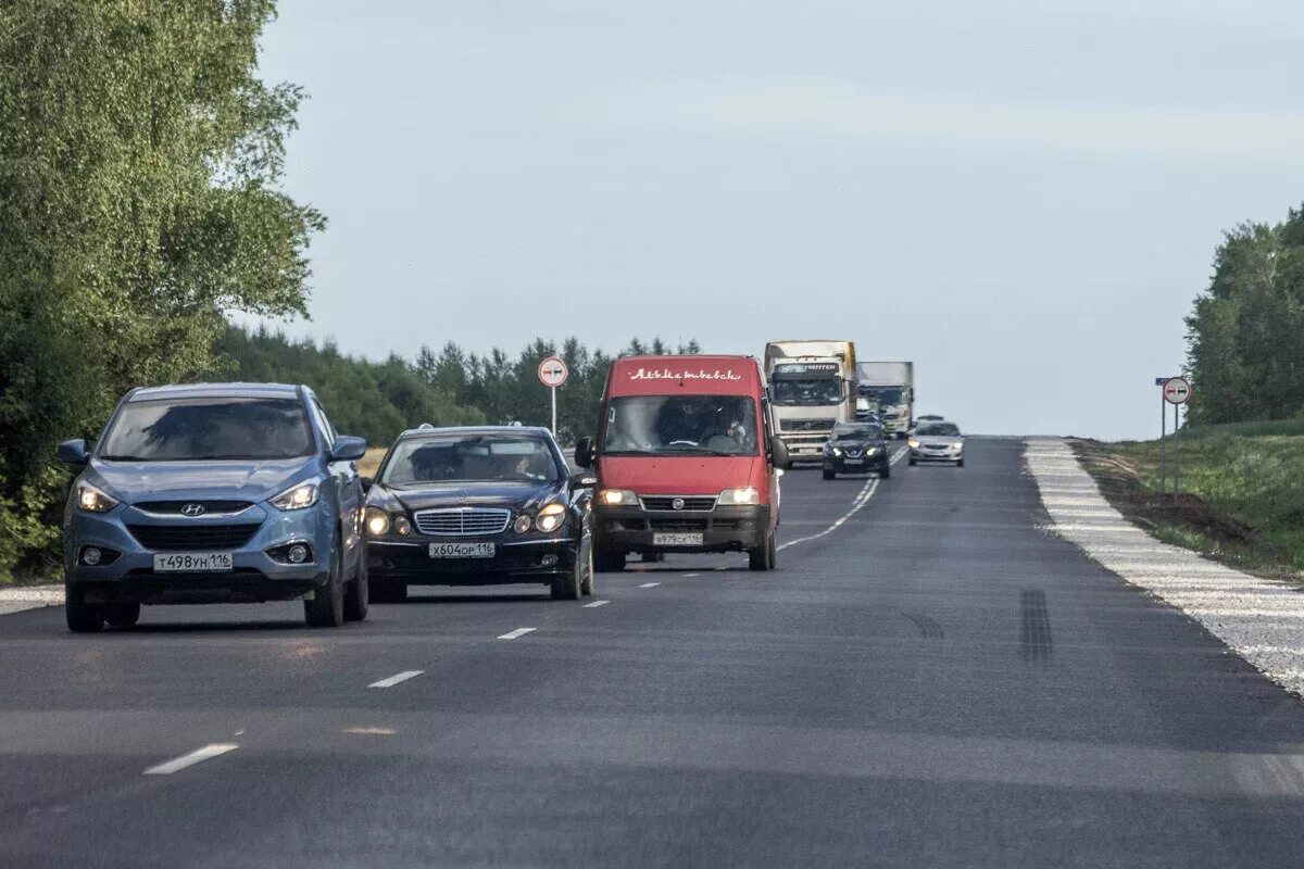 Обгон на трассе. Обгоняет по встречке. Выезд на полосу встречного движения. Машина по встречке. Машины едут по встречке.