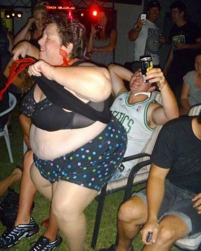 Три пьяные девушки. Толстая деревенская баба. Нелепая одежда на толстых. Пьяные пухлая. Пьяные пухлая.