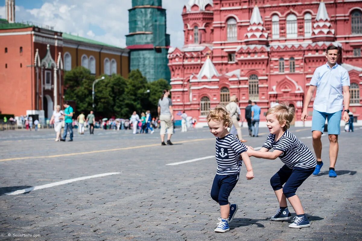 Где погулять с семьей. Красная площадь для детей. Семья на красной площади. Фотосессия на красной площади. Прогулка по красной площади в Москве.