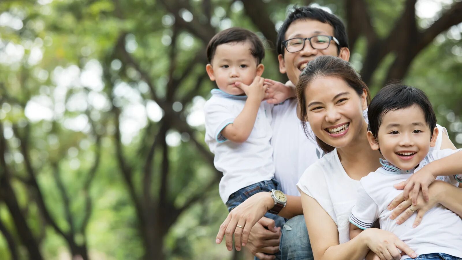Азиатская семья. Семья азиаты. Счастливая семья азиаты. Казахская семья.