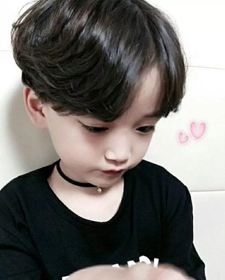 Маленькие дети с черными волосами. Кореееские причёски для мальчиков. Корейские стрижки для детей. Корейские причёски для мальчиков. Стрижки корейских мальчишек.