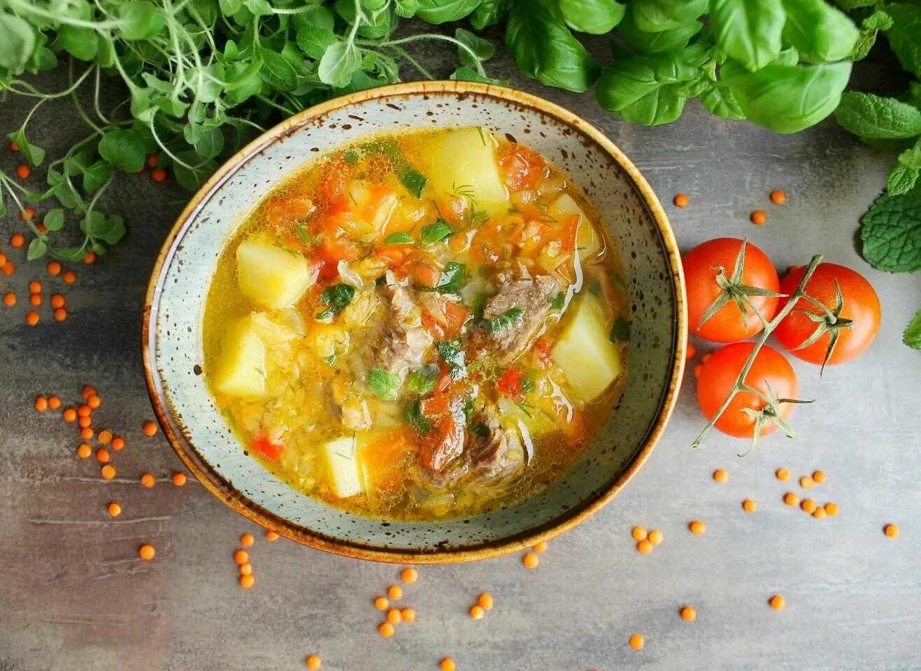 Суп с мясом курицы и картошкой. Чечевицкий суп. чечевичный суп с говядиной. картофельный суп с мясом. суп из чечевицы с мясом.