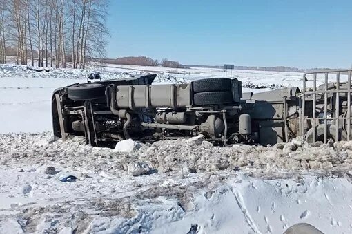 Авария Тюмень Омск трасса фура. Тюкалинск Омская область. Авария на трассе Тюкалинск Тюмень 11.07.2021.