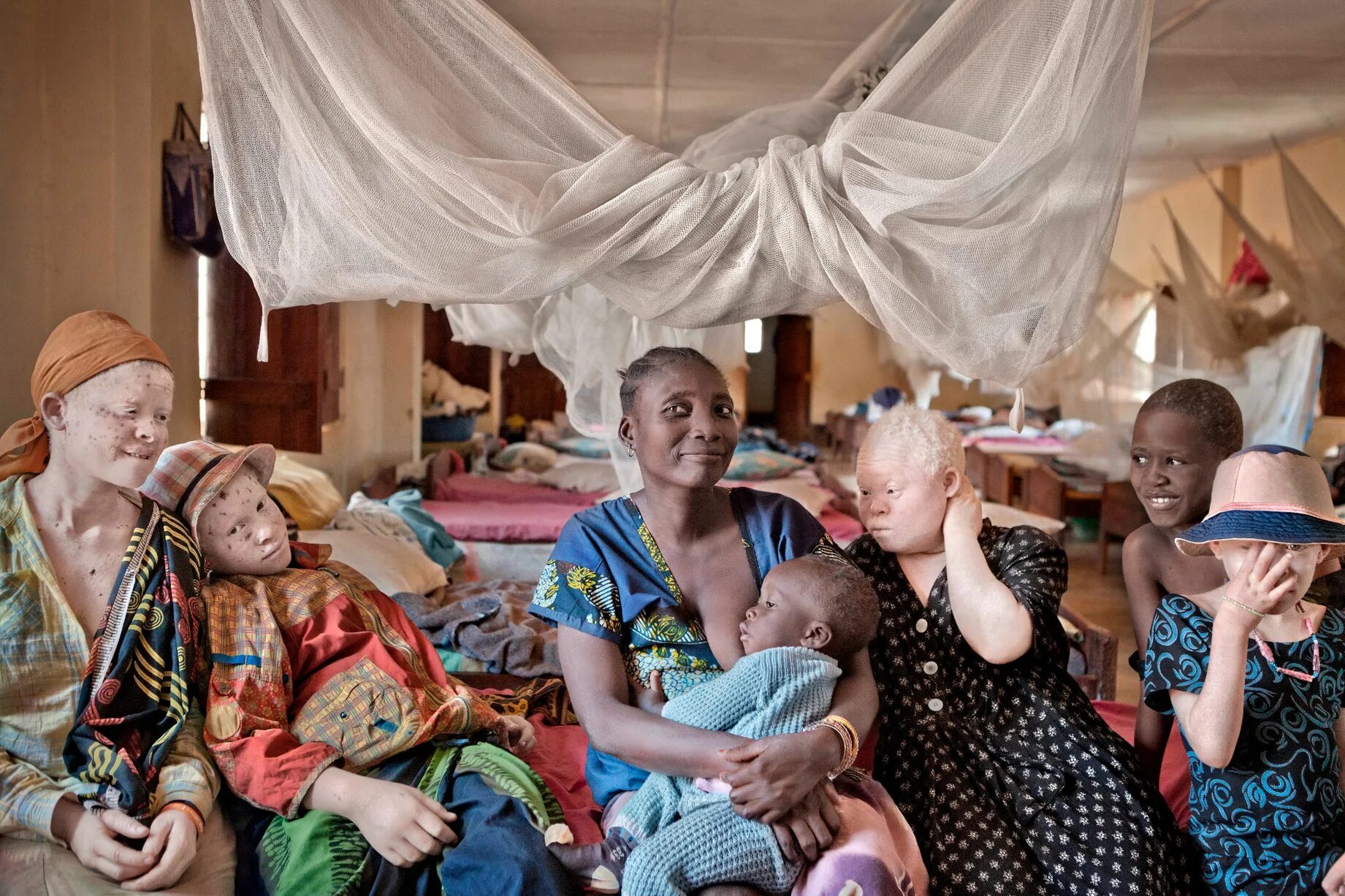 Как попасть над деревней альбиносов. Сестры калагановы. Лэйни чэнг альбинос. Амина эпендиева альбинос. Деревня альбиносов элден ринг.