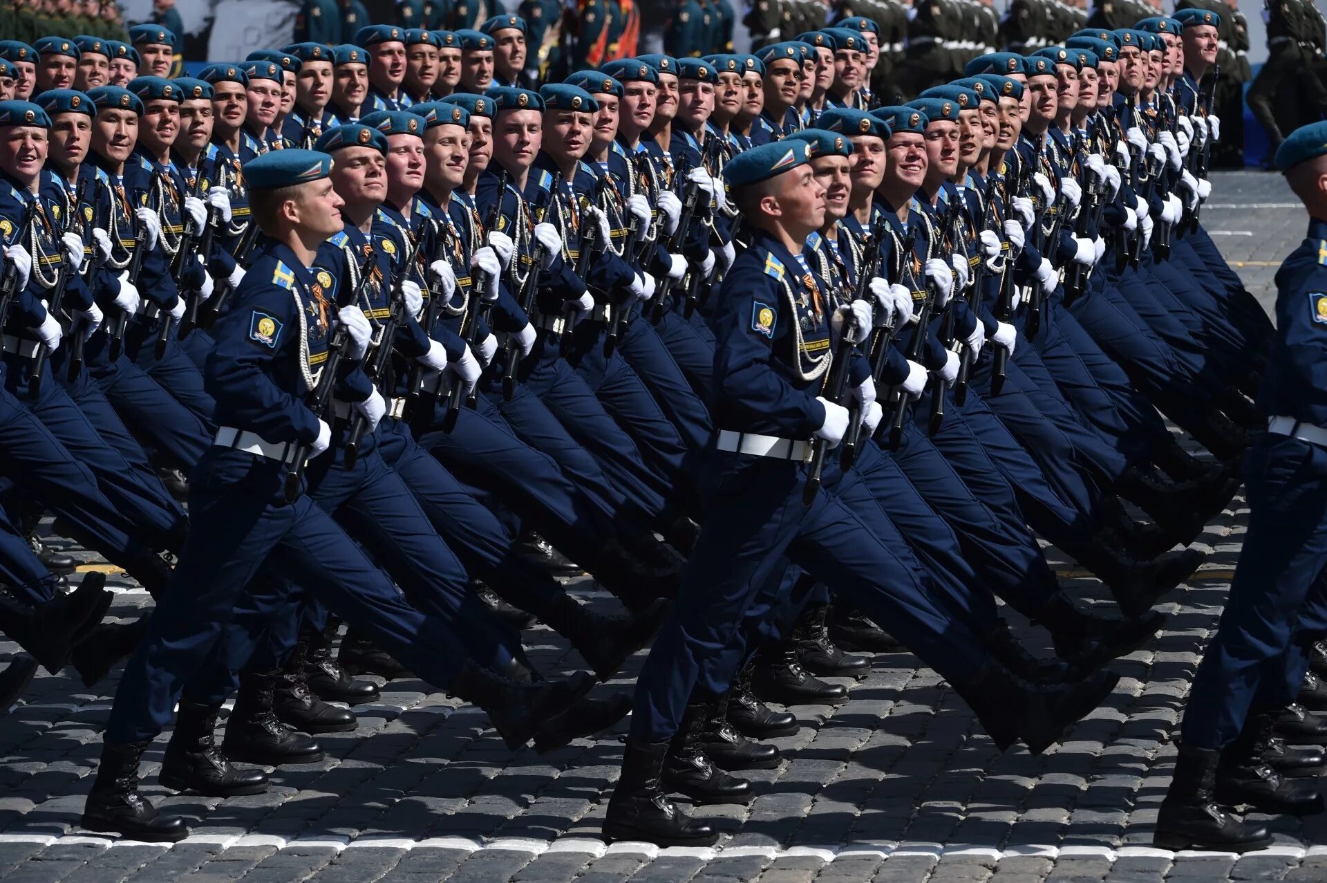 Марш в строю. Российский солдат на параде. солдаты маршируют на параде. войска на параде победы. строй солдат на параде.