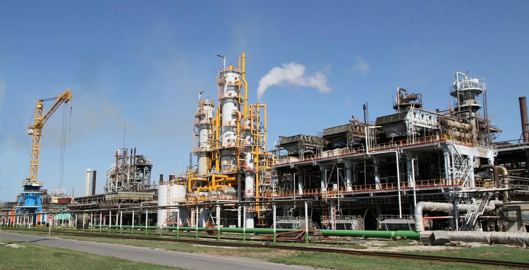 Химические заводы тольятти. Новокуйбышевск завод роснефть. Куйбышевский нпз роснефть. Химзавод тольятти каучук. Завод кнпз самара.