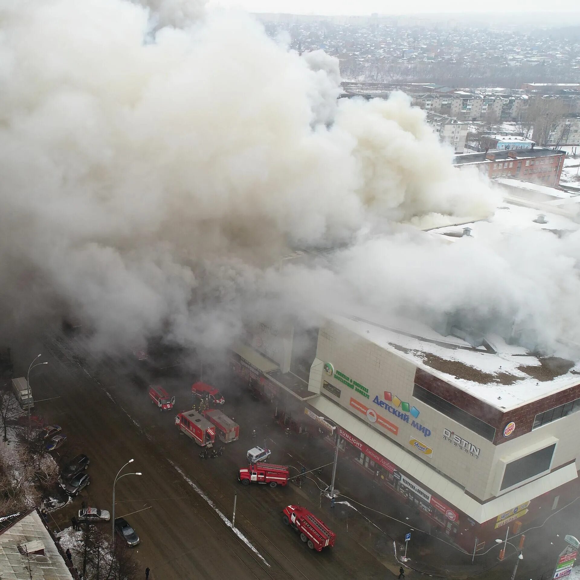 В каком году пожар в кемерово. Торговый центр вишня Кемерово. Пожар в ТРЦ зимняя вишня в Кемерово. ТЦ зимняя вишня Кемерово. Зимняя вишня центр Кемерово.