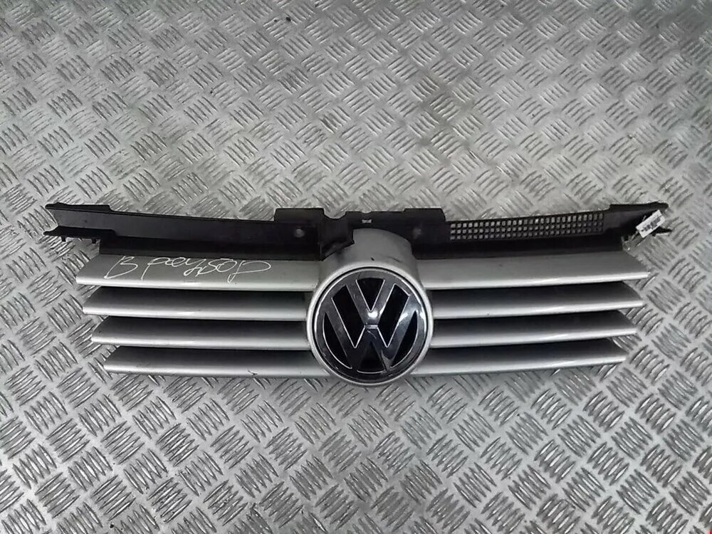 Как выглядит решетка радиатора. Решетка радиатора фольксваген 1j0853655c. Решетка радиатора соты caddy. Решетка на vw jetta 5. 5g0853651l zll.