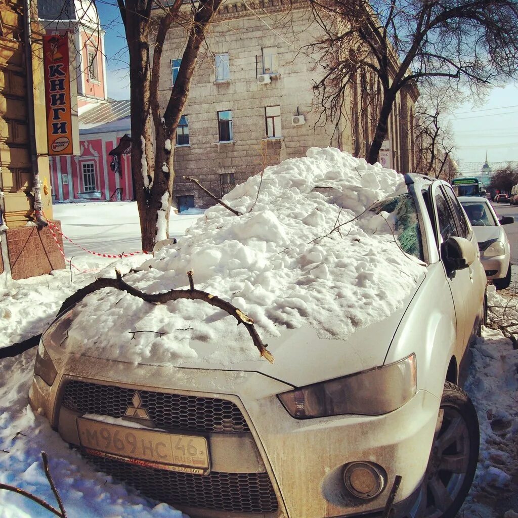 Машина в сугробе. Машина в снегу. Авто под снегом. Машина под сугробом.