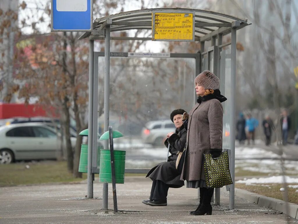 Люди ждут автобус на остановке. Люди на остановке. Автобусная остановка с людьми. Люди ждут автобус. Люди на остановке в России.