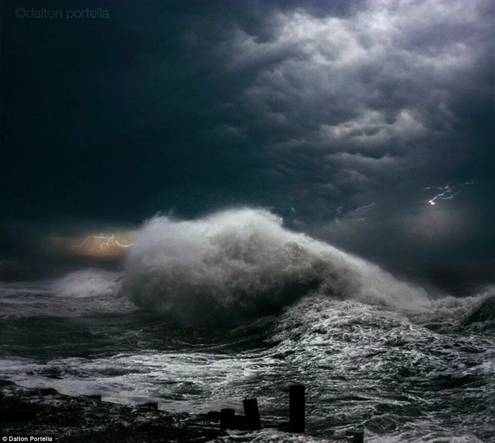 During storm. Шторм на суше. Волны буря. Шторм в океане. Страшный шторм на море.