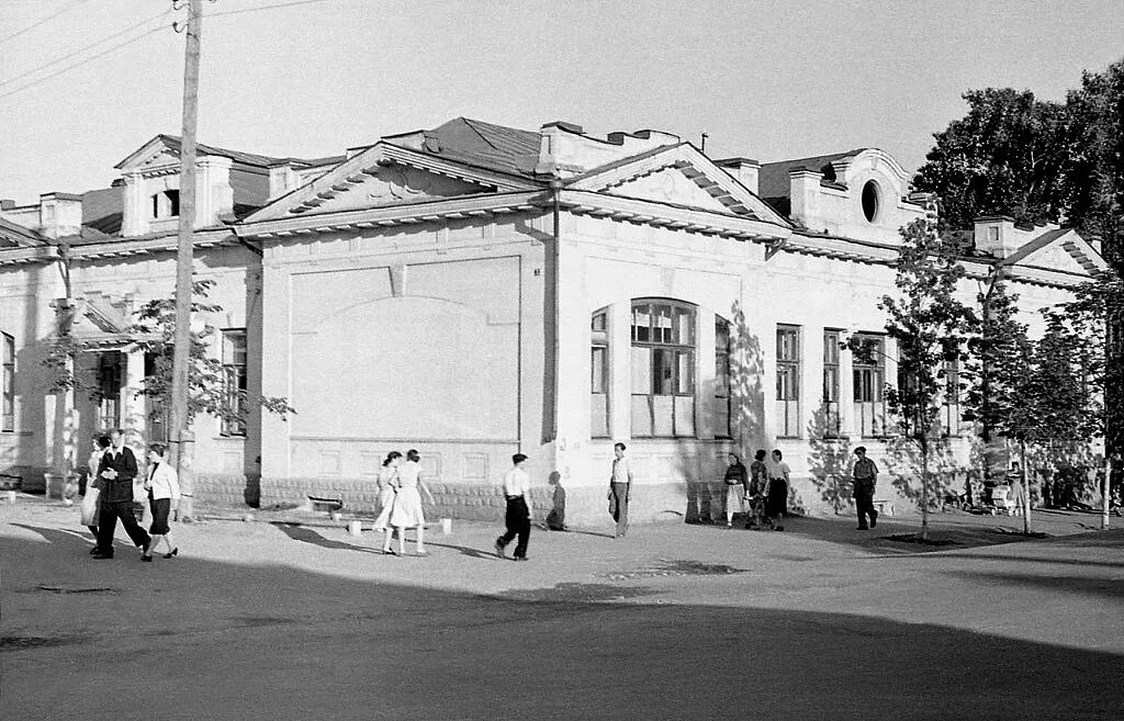 Розы люксембург 90. Саратов ул розы Люксембург. Улица розы Люксембург Москва. Астрахань роза Люксембург. Астрахань улица розы Люксембург.