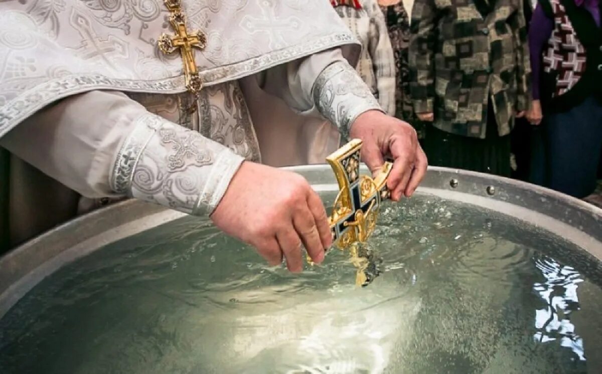 Перед крещенской водой. Богоявленская вода. Святая агиасма. Освящение воды на крещение. О крещенской воде.