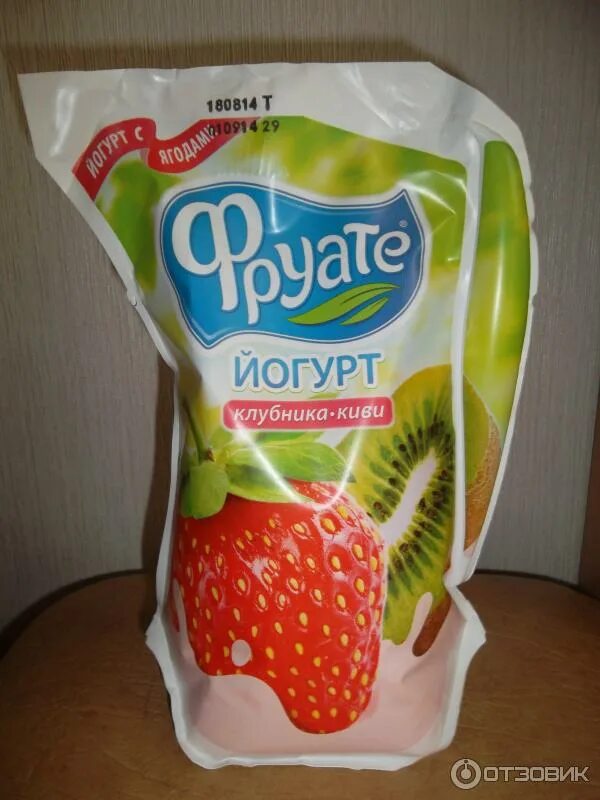 Йогурт клубничный в пакете. Йогурт питьевой в пакете. Йогурт в пакете. Йогурт в пакетиках. Йогурт в мягкой упаковке с ручкой.