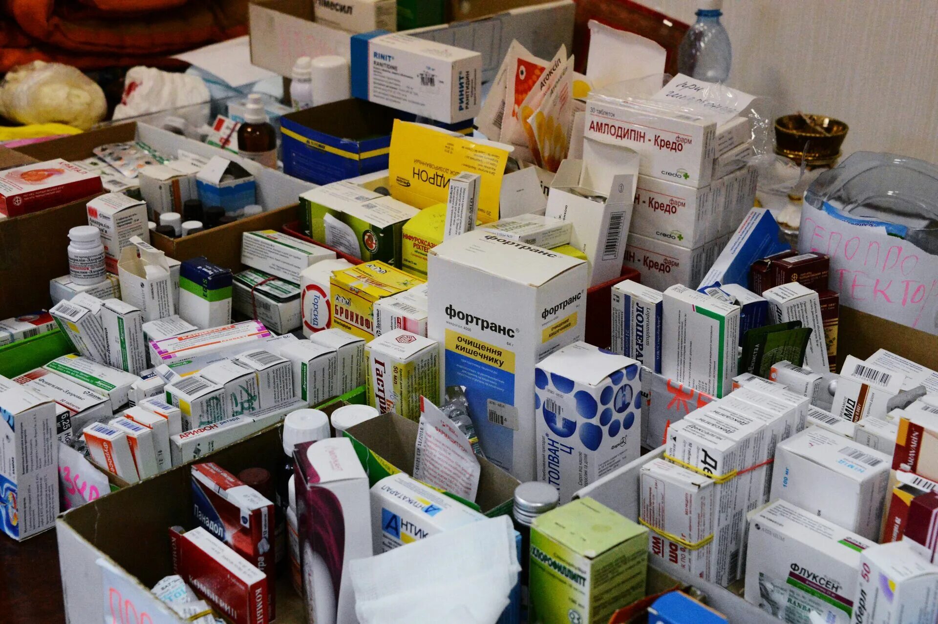 склад лекарств. пачка лекарств. приемочный контроль в аптеке. зона приемки лекарственных препаратов в аптеке.