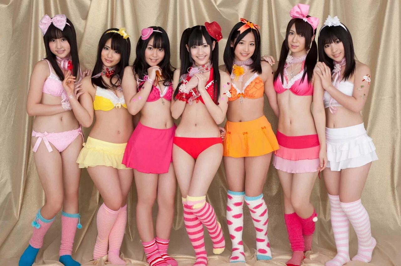 Jap girls. Японские девочки групповое. Японские девушки много. Японский идол в купальнике.