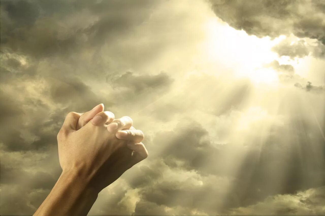 Ладони Бога. Руки в молитве. Молитва руки к небу. Рука которая молитьсяч.