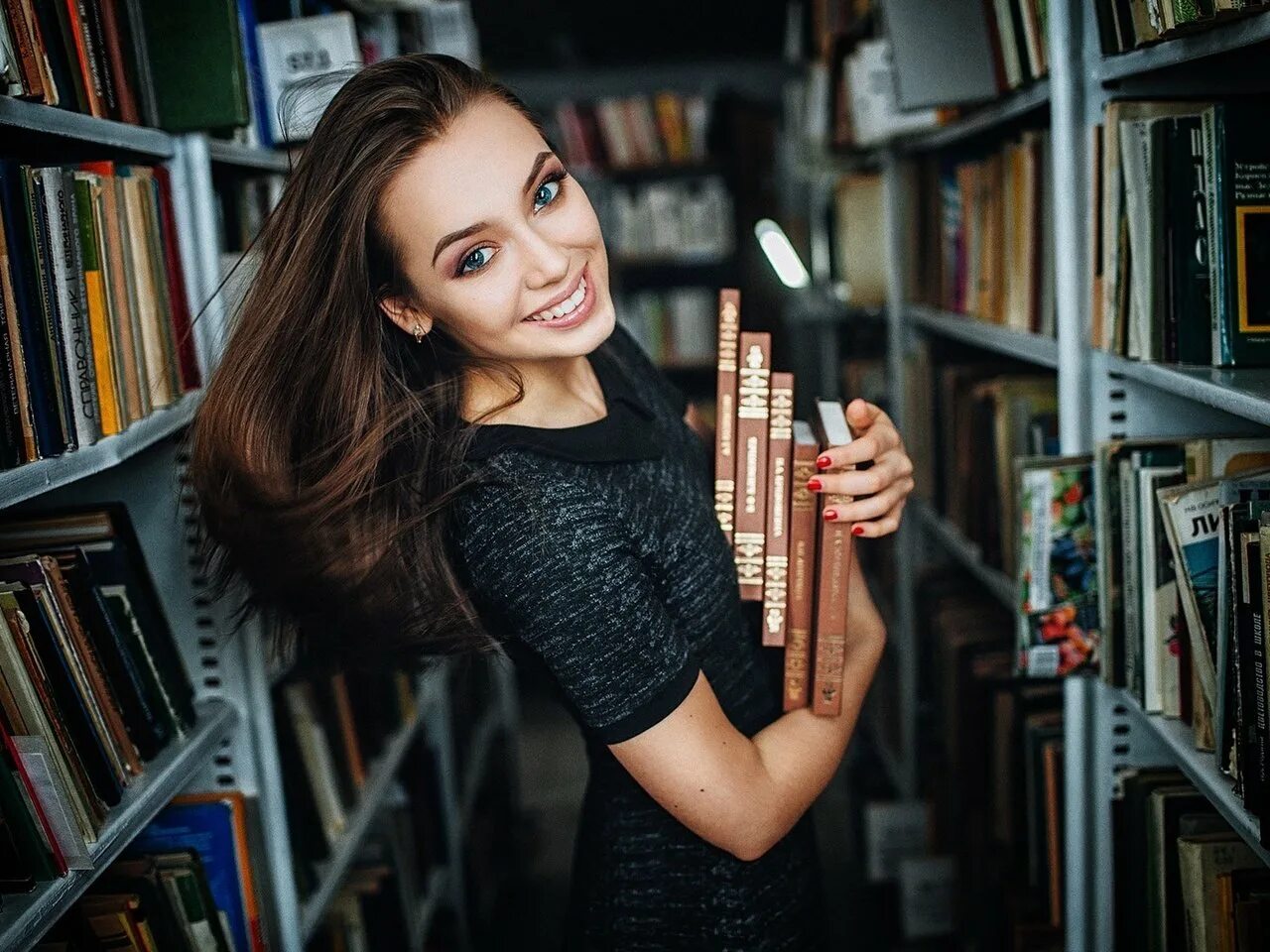 Девушки книжные черви. Умная и воспитанная девушка. Умная и воспитанная девушка. Девушка в белом книга. Наталья мэй.