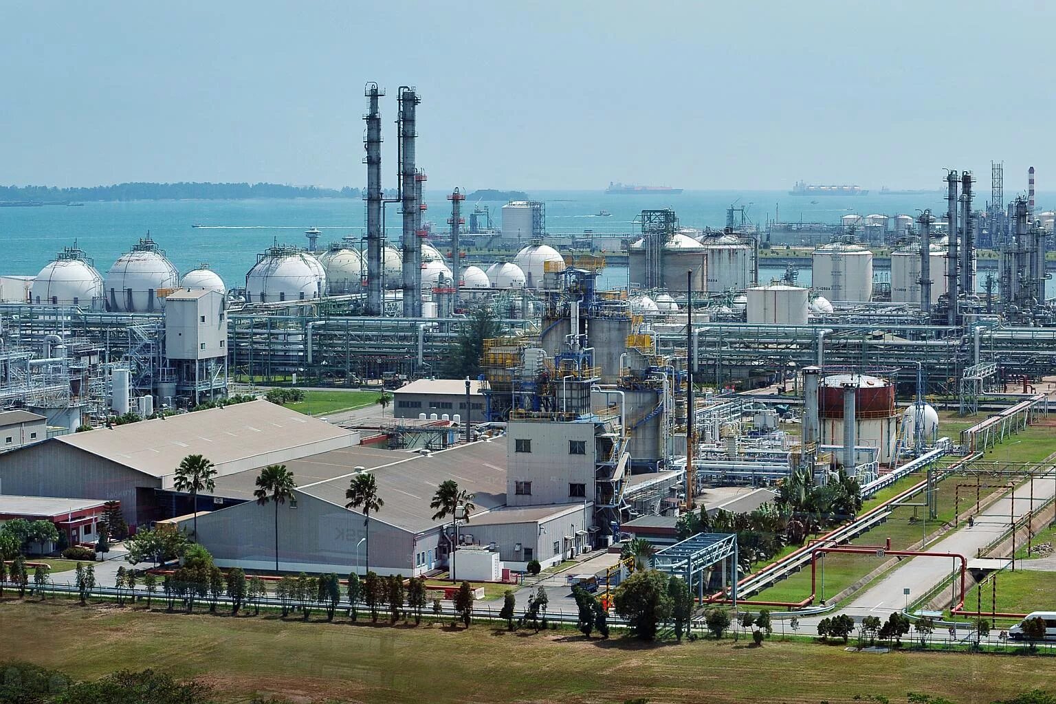 Сингапурский нефтеперерабатывающий завод. Промышленная зона Сингапура Джуронг. Сингапур нефтепереработка. Химическая промышленность в Сингапуре. Отрасли малайзии