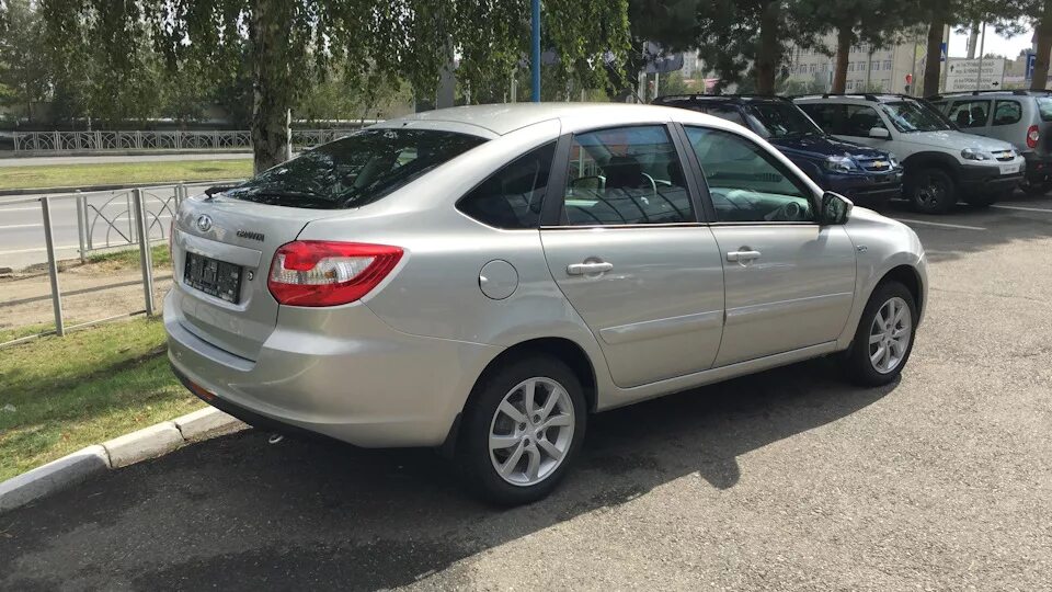 Купить б/у Lada (ВАЗ) Granta I 1.6 MT (106 л.с.) бензин механика в Санкт-Петербу
