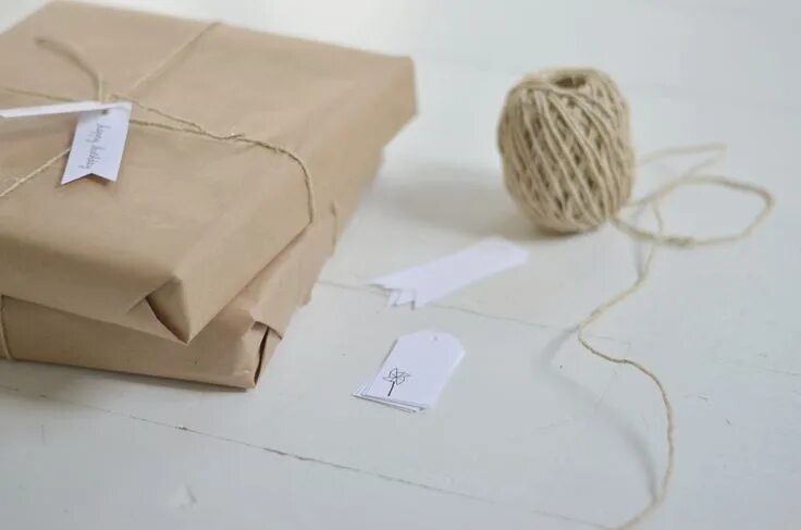 Бумажная нитка. Бумага для упаковки подарков. Упаковка подарка в крафт бумагу. Упаковать подарок в крафт бумагу. Подарок в крафтовой бумаге.
