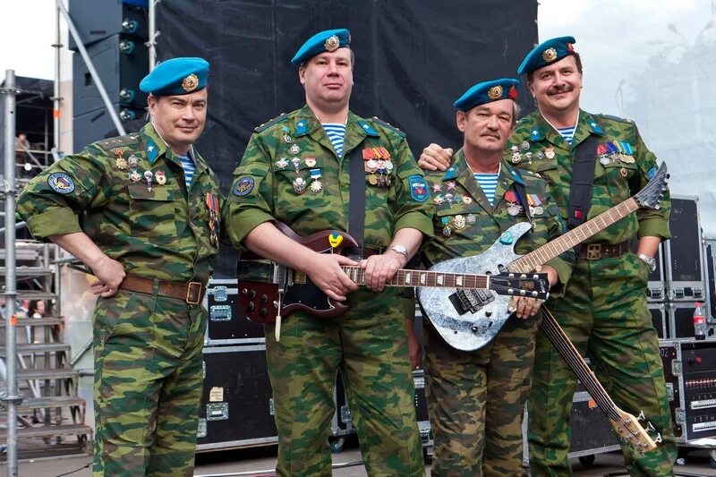 Десант вдв голубые береты. Расплескалась синева. Десантники в бою. Ансамбль вдв голубые береты сергей яровой юрий слатов. Группы десант.