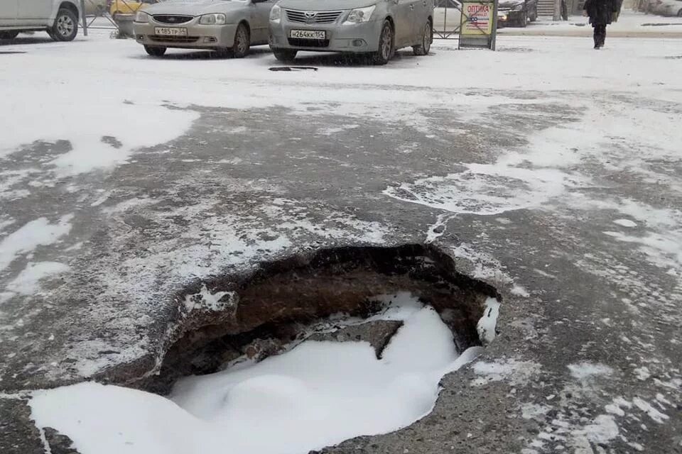 Дорогу в глубоком снегу. Яма в снегу. Яма зимой. Яма в сугробе. Зимняя дорога с ямами.