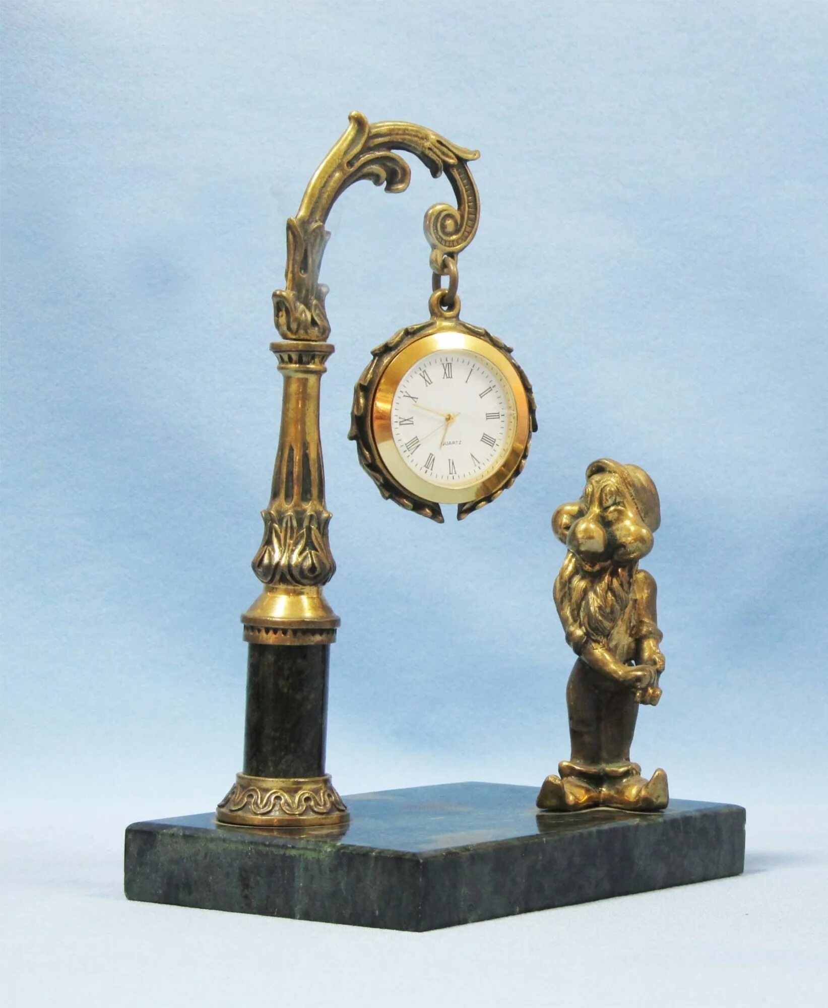 Экспресс свидания. Женщина под часами. Часы из винила влюбленные. Юноша под часами. Виниловые часы в интерьер.