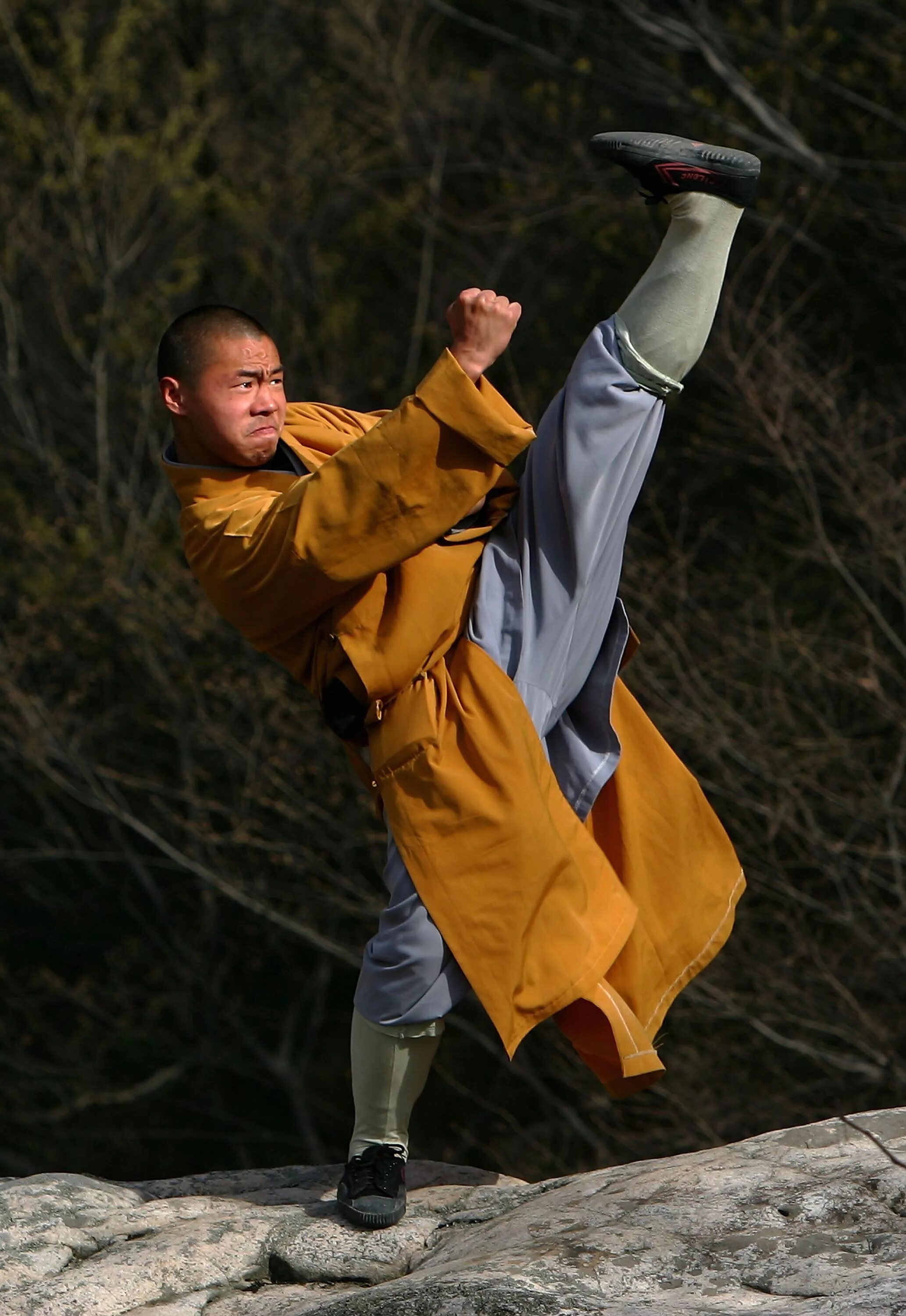 Kung fu kapers. Монах Шаолинь. Боевые монахи монастыря Шаолинь. Монастырь Шаолинь монахи. Кунг фу монахи Шаолинь.