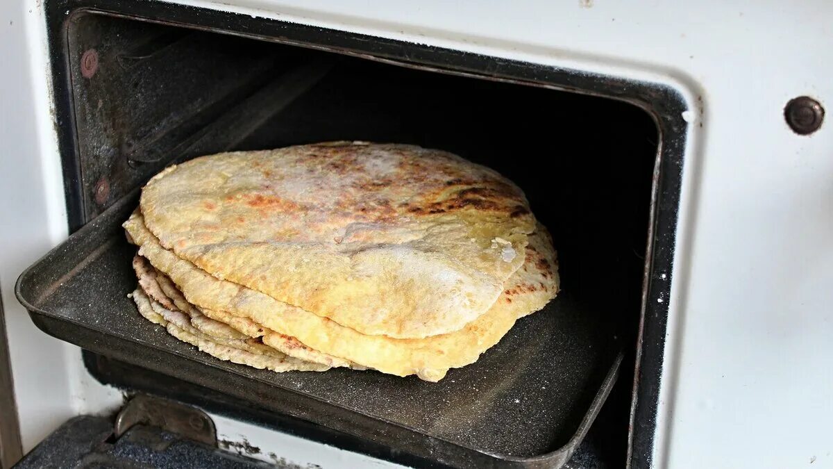 Горелые блины. Низ пирога. Как допечь пирог если он не пропекся и уже остыл. Пригорают пироги в духовке. Подгоревший блин.