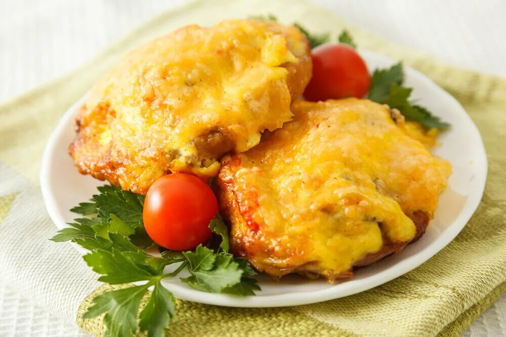 Отбивные из куриного филе с помидорами
