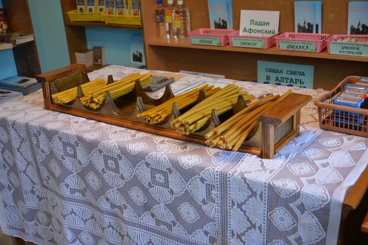 церковная лавка в храме матроны московской. прилавок со свечами. свечи восковые в церкви. иконная лавка. церковная лавка свечи.