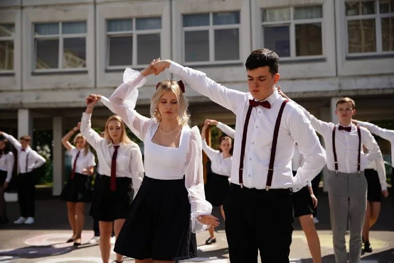 Вальс на прощание. Школьный вальс выпускников. Движения для вальса на выпускной. 11 школа бельцы молдова. Вальс на прощание.