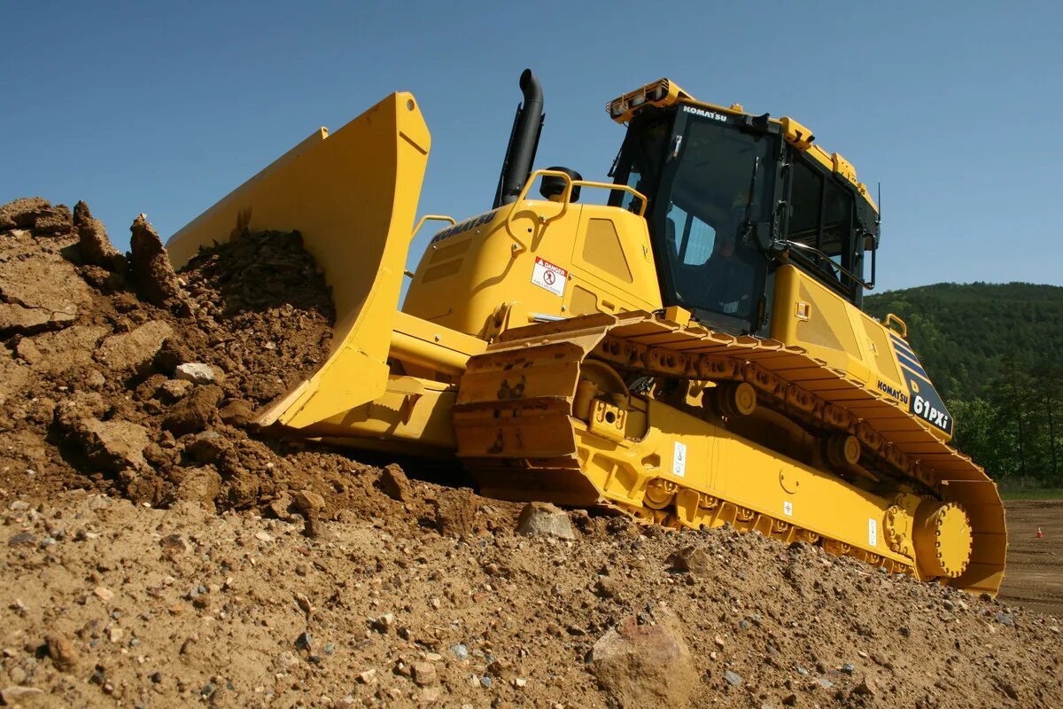 Бульдозер Komatsu d61. Комацу d61. Бульдозер Комацу 63 е. Машинист бульдозера Komatsu.