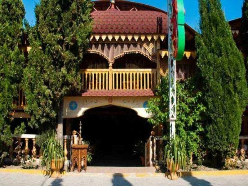 Крымский дворик кипарисовая аллея. Ханский дворик судак. Крымский дворик кипарисовая аллея. Крымский дворик кипарисовая аллея. Кафе кипарисовая аллея в судаке.