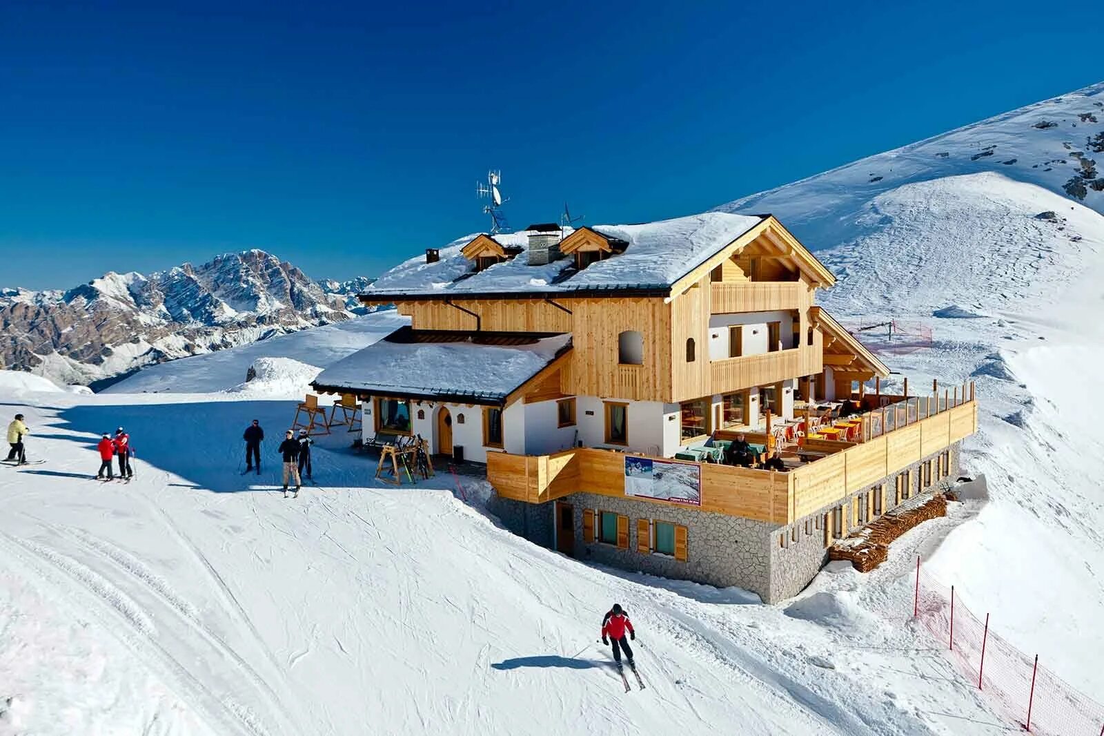 Первые горнолыжные курорты. Кортина-д’Ампеццо, Италия горнолыжный курорт. Доломитовые Альпы Кортина д Ампеццо. Кортина д Ампеццо лыжи. Италия Альпы горнолыжный курорт.