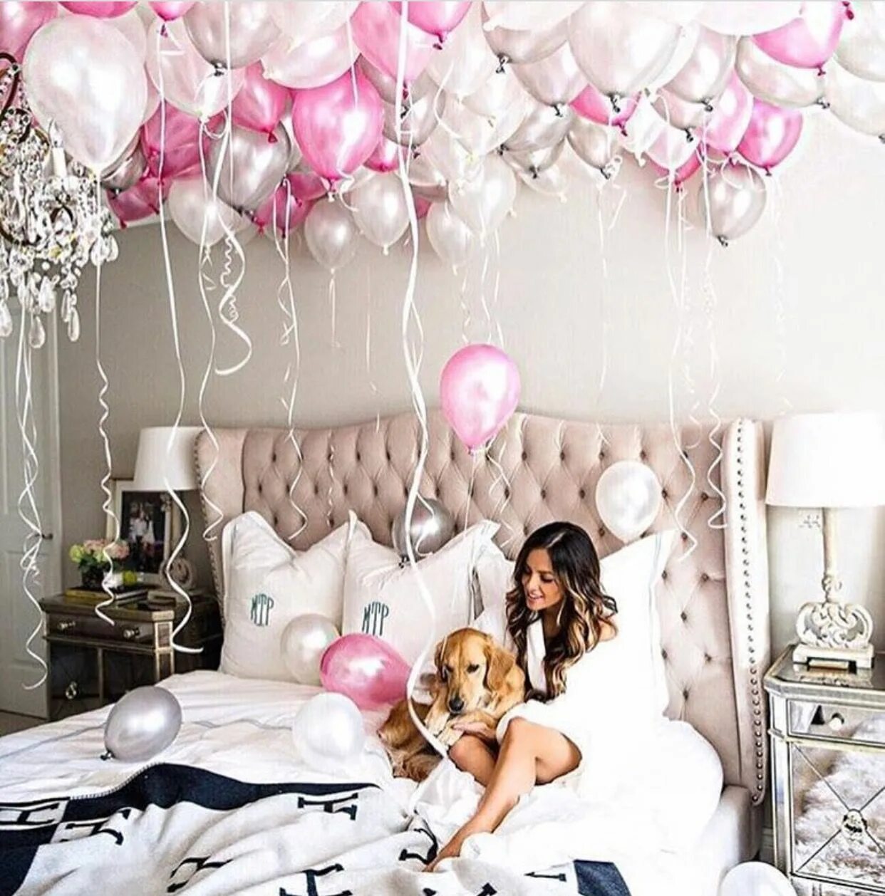 Оригинальное фото на день рождения. Украшение шарами. Шары в комнате. Воздушные шары в комнате. Украшение комнаты шарами для девушки.