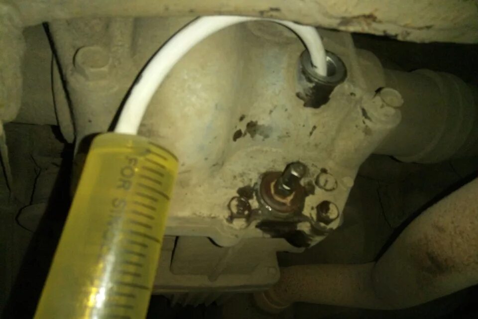 Масло в раздатку митсубиси l200. Замена масла в редукторе аутлендер. Масло в редуктор и раздатку outlander 3. Сливная пробка заднего редуктора mitsubishi outlander 1. Масло в раздатку аутлендер 1.