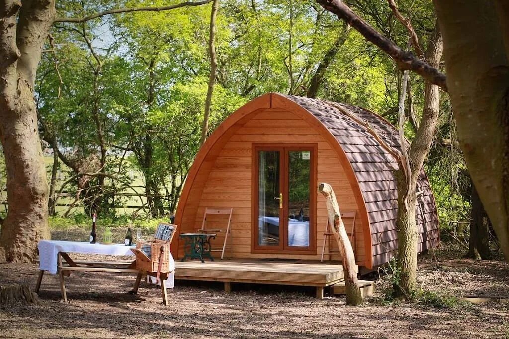 Глэмпинг экодом. Кемпинги глэмпинг. Глэмпинг парк а-фреймы. Глэмпинг с чаном. Модульный дом тини хаус.
