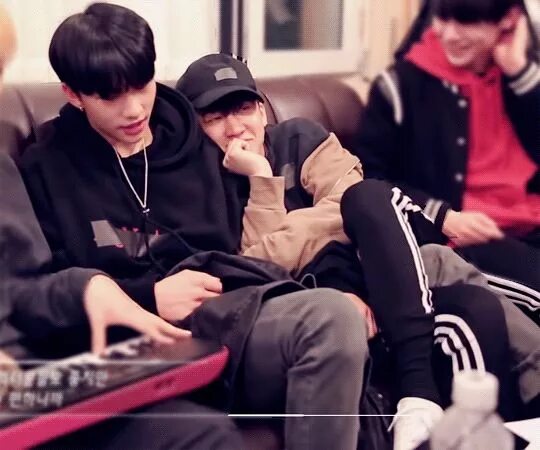 Чанбин пассив фф. Хёнджин и чанбин. чанбин феликс хенджин. stray kids чанбин и хенджин. минхо чанбин феликс.