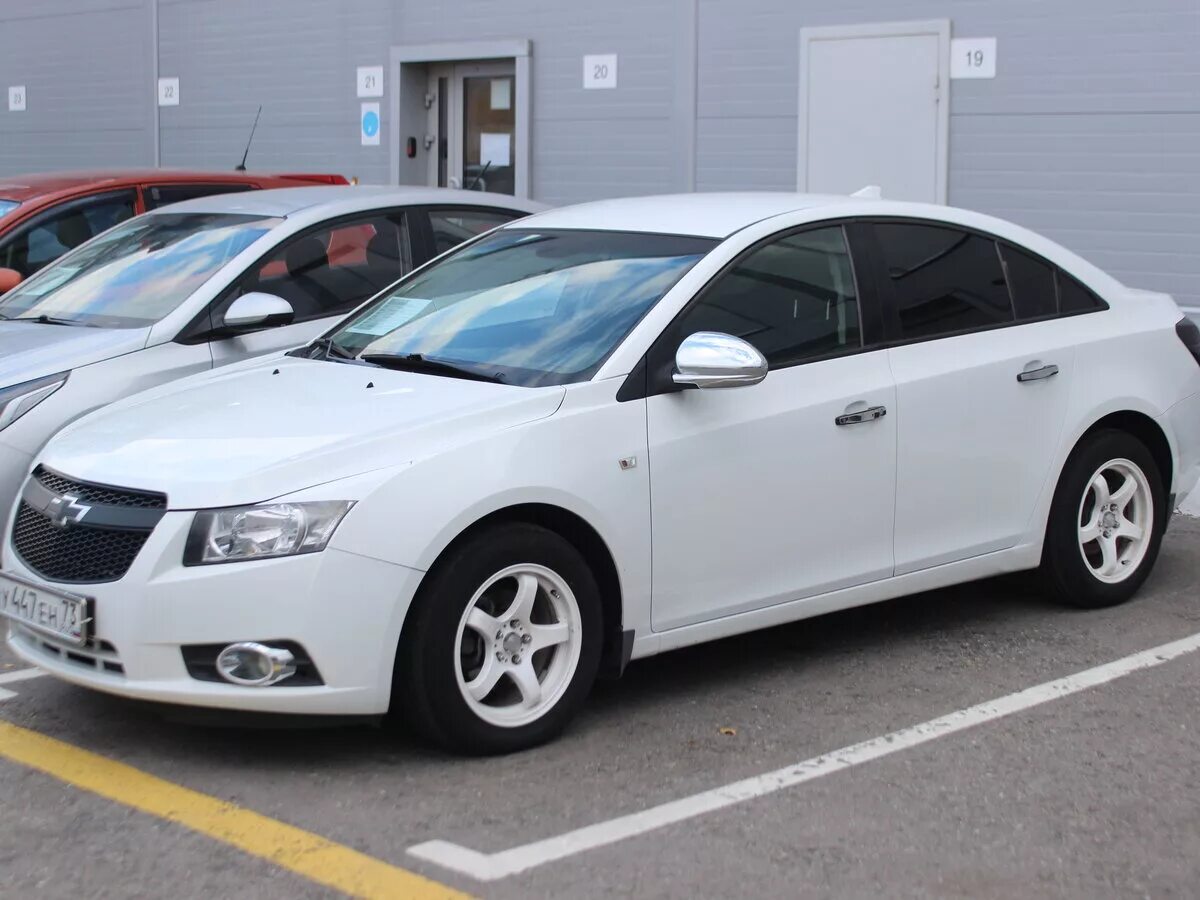 Chevrolet cruze 2011 седан. 2 белых шевроле круз. шевроле круз белый седан. шевроле круз белый фото. Chevrolet cruze 2012 белый.