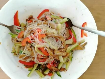 Салат с фунчозой и древесными