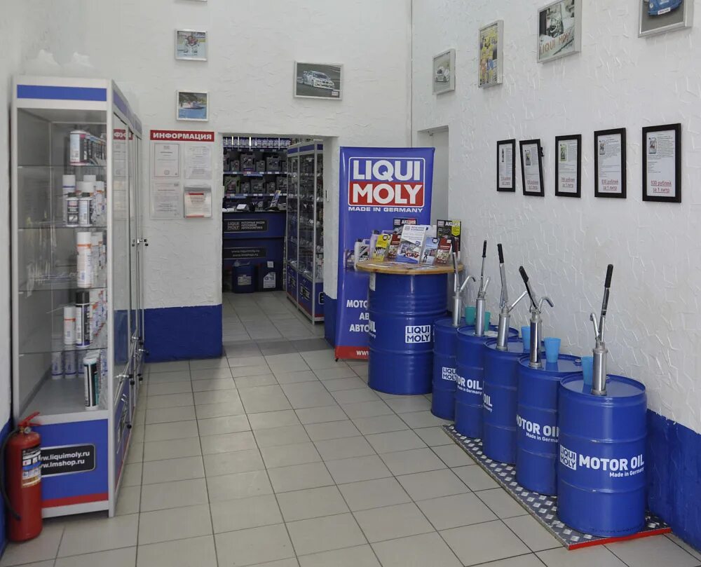 Liqui moly ----//----. Комбинезон ликви моли. Автосервис liqui moly. Фирменный магазин автомасел. Автохимия liqui moly.