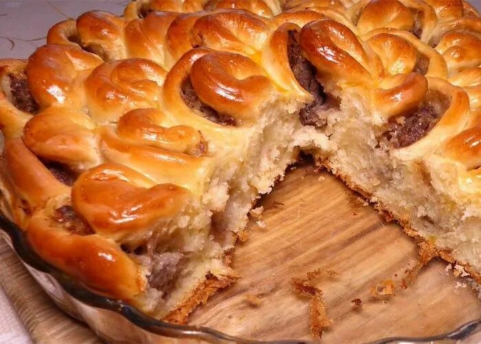 Как приготовить пирог с мясом в духовке. Пирог из дрожжевого теста в духовке. мясные пироги из дрожжевого теста. пироги сдобные с мясом. пирог с мясом из дрожжевого теста.