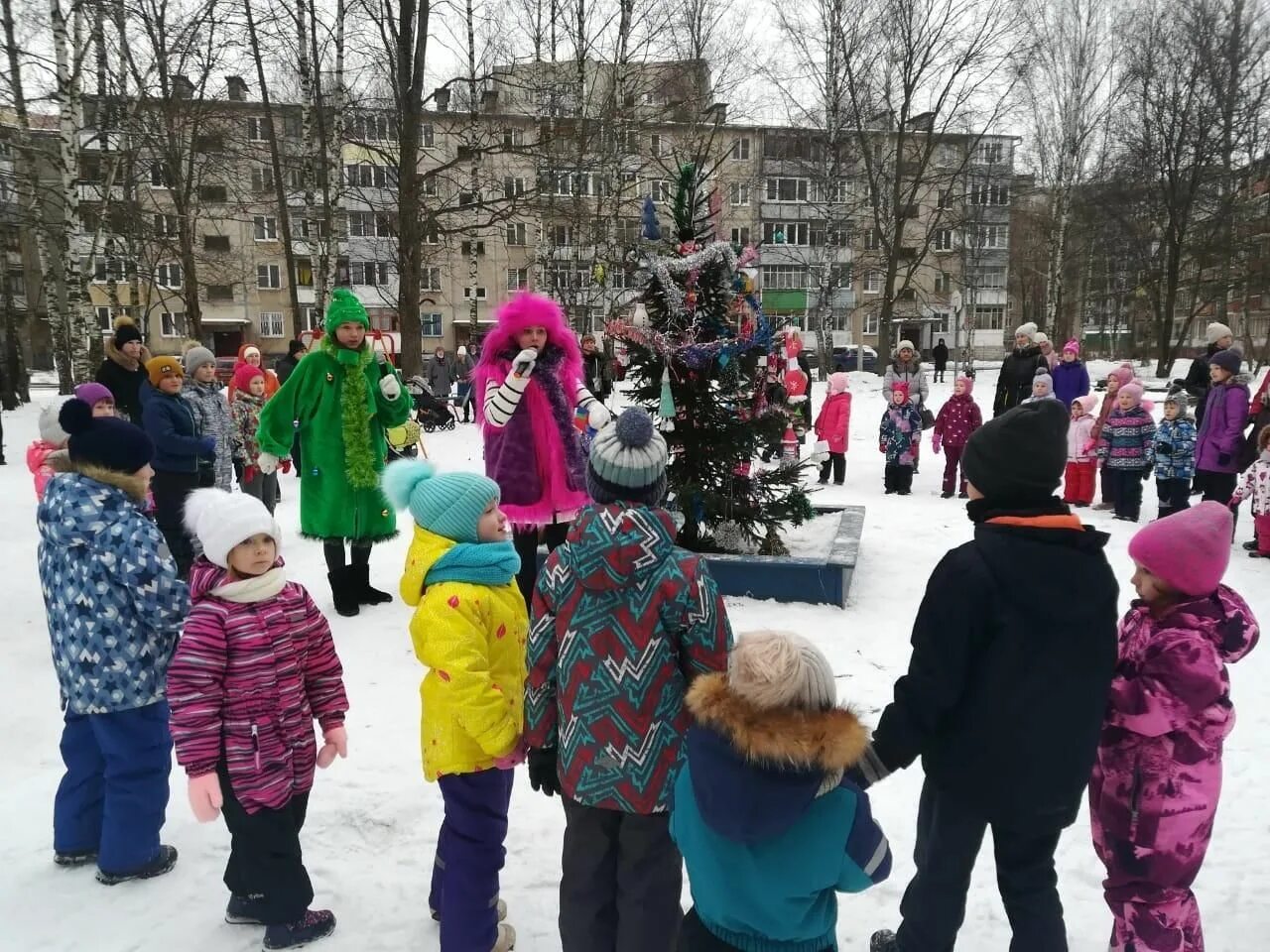 Мероприятия в ярославле сегодня. Новогодний Ярославль. Новогодние гулянья Ярославской области. Новогодний Дзержинский район Ярославля. Предновогодний Ярославль 2021.