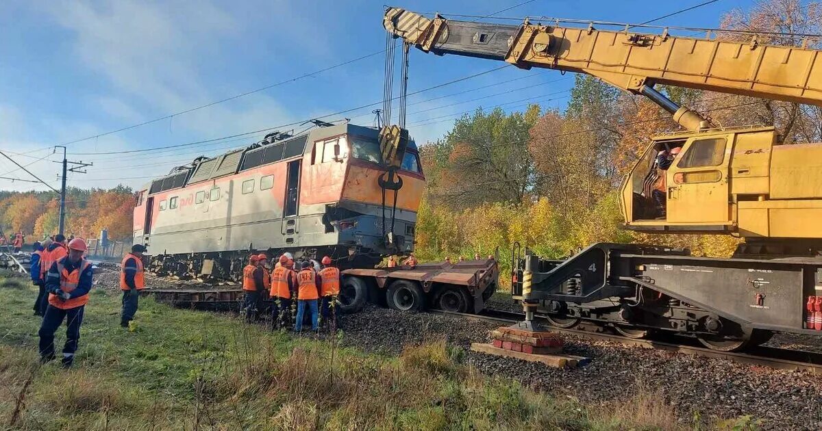 Сход вагонов на забайкальской жд вчера. Поезд сошел с рельс пенза. Столкновение пассажирского поезда с грузовым. Двжд сход вагонов. Крушение пассажирского поезда.