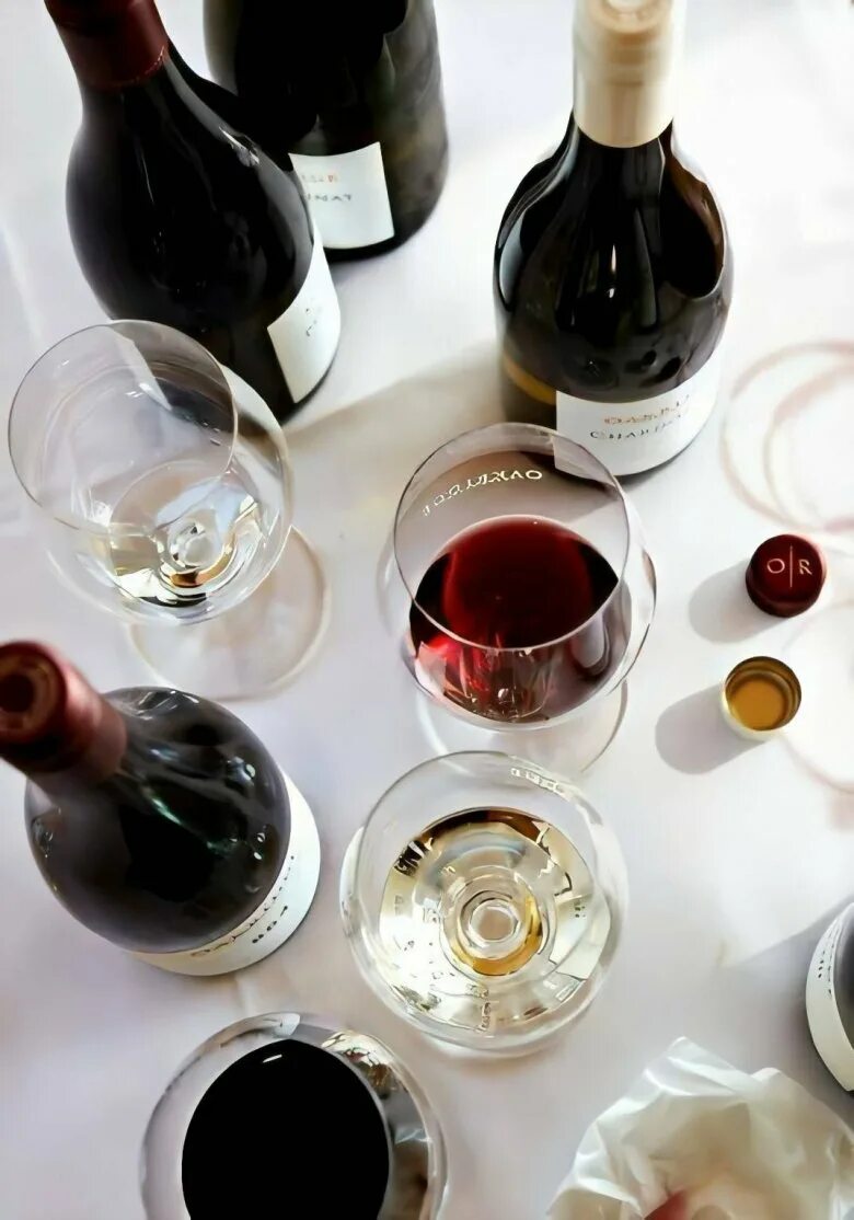 Вине винный. Вино Эстетика. Вино бутылки Эстетика. Красивое вино. Бутылка вина на столе.