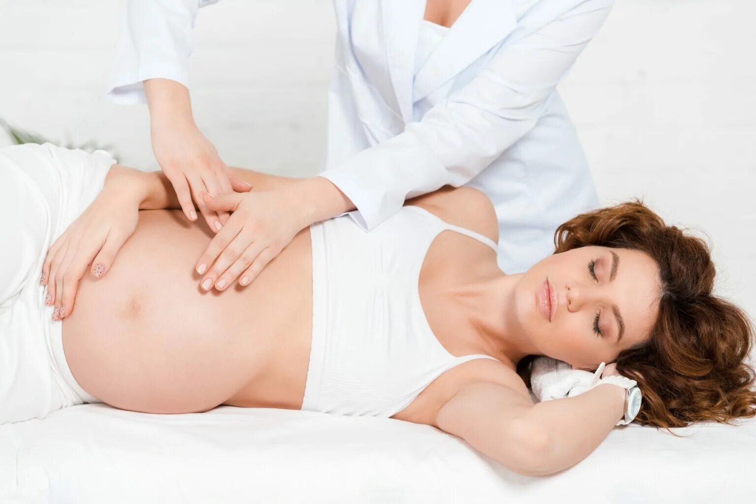 Belly massage. Массаж живота беременной. Массаж живота биремины. Массаж для животика беременной. Массаж беременной женщине.